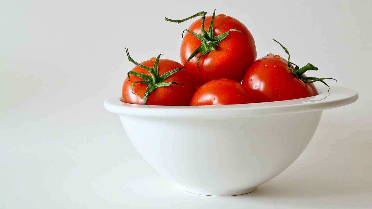 sufferers of grass allergies might do better avoiding tomatoes