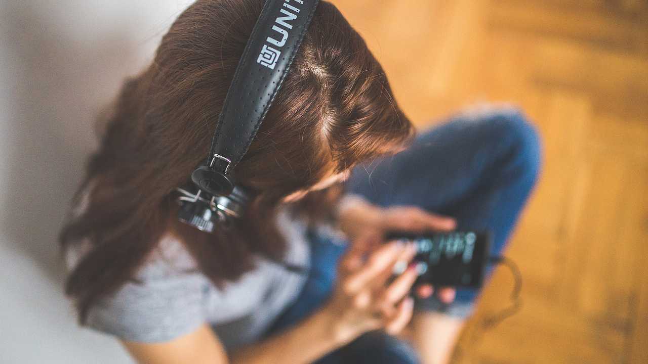 listening to music can help stem your hunger pains